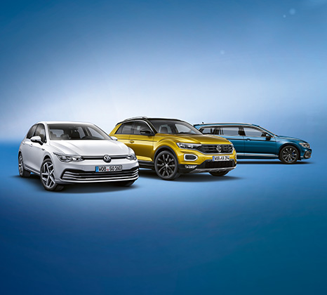 Ein silberner VW Golf, ein gelber T-Roc und ein blauer Passat Variant stehen vor einem blauen Hintergrund.